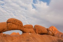 Каменная арка в пустыне — стоковое фото
