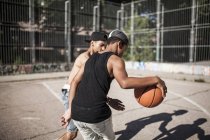 Молоді брати Афро грають у баскетбол на відкритому повітрі — стокове фото