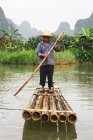 Chinesische Dorfbewohner Rafting auf quy son River, guangxi, China — Stockfoto