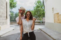 Maschio e femmina amici in occhiali da sole in posa sulla strada — Foto stock