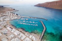 Pintoresco pequeño complejo con barcos en el puerto, La Graciosa, Islas Canarias - foto de stock