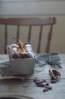 Свіжоспечений смачний грушевий пиріг у випічці на дерев'яному столі — стокове фото