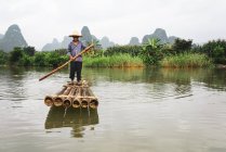 Китайський селянин рафтинг на річці Куй Сон (Гуансі, Китай). — стокове фото