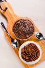 Gros plan du dessert au chocolat dans des tasses sur une planche de bois — Photo de stock