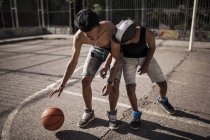 Afro jeunes frères jouer au basket sur le terrain en plein air — Photo de stock