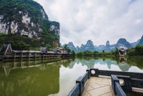 Wooden flooring across Quy Son river under cloudy sky, Guangxi, China — Stock Photo