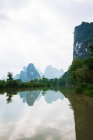 Tranquille rivière Quy Son et silhouette de montagnes sur fond, Guangxi, Chine — Photo de stock