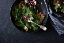 Salat mit Gemüse und Käse in Schüssel auf grauer Oberfläche — Stockfoto