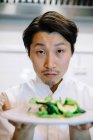 Japanischer Koch mit Speiseteller — Stockfoto
