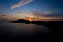 Silhueta rochosa da costa oceânica ao pôr do sol, La Graciosa, Ilhas Canárias — Fotografia de Stock
