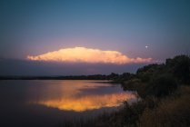 Nuvens de pôr do sol rosa acima do lago — Fotografia de Stock