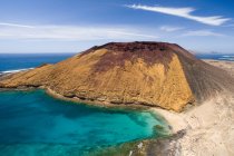 Laguna oceánica y playa de arena con rocas, La Graciosa, Islas Canarias - foto de stock