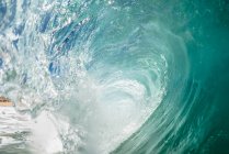 Hermosa ola del océano oscuro - foto de stock
