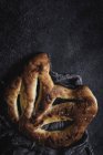 Pane appena sfornato su superficie nera — Foto stock