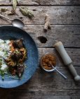 Melanzane arrosto e riso con spezie in piatto su tavola rustica di legno — Foto stock