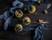 Leckeres veganes Mango-Mousse mit Beeren — Stockfoto