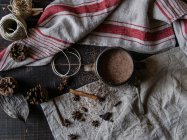 Heiße Schokolade mit Zimt im Becher auf rustikalem Hintergrund — Stockfoto