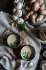 Bol de soupe d'artichaut Jérusalem savoureuse avec des ingrédients sur une table en bois rustique — Photo de stock