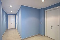 Белые двери в современном голубом коридоре — стоковое фото
