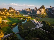 Campi e città circondata da montagne rocciose uniche, Guangxi, Cina — Foto stock