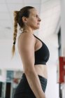 Selbstbewusste blonde Frau in Sportbekleidung steht im Fitnessstudio — Stockfoto