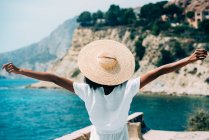 Mulher negra com chapéu de palha apreciando as vistas — Fotografia de Stock