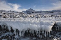 Incredibili ghiaccioli sulla superficie montuosa in inverno negli altopiani, Svalbard, Norvegia — Foto stock