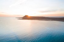 Pintoresca vista aérea de la costa rocosa al atardecer, La Graciosa, Islas Canarias - foto de stock