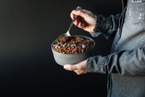 Uomo mangiare croccante quinoa muesli — Foto stock