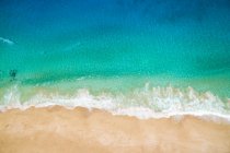 Brillante agua de mar turquesa y playa de arena, La Graciosa, Islas Canarias - foto de stock