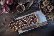 Radicchio-Pastete mit Nüssen und Gorgonzola auf braunem Holztisch mit Zutaten — Stockfoto
