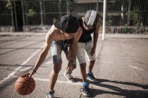 Afro jovens irmãos jogando basquete na quadra ao ar livre — Fotografia de Stock