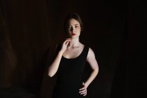 Приваблива молода жінка в чорній сукні — стокове фото