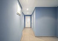 Interieur des modernen blauen Korridors mit weißer Tür — Stockfoto