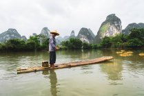 Chinese villager rafting on Quy Son river, Guangxi, China — Stock Photo