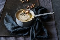 Вершковий суп з цвітної капусти з мигдалем у каструлі на підносі з тканиною — стокове фото