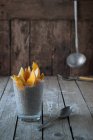 Pudim de chia delicioso com manga em vidro na mesa de madeira — Fotografia de Stock