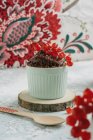 Mug cake, micro-ondes, prêt dans 2 minutes. délicieux mini gâteau au chocolat aux groseilles dans un petit bol bleu — Photo de stock