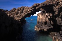 Felsiger natürlicher Bogen und blaues Meerwasser, la graciosa, Kanarische Inseln — Stockfoto