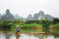 Китайский крестьянин сплавляется по реке Куй Сон, Гуанси, Китай — стоковое фото