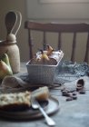 Tarte aux poires fraîchement cuite dans un plat de cuisson sur une table en bois — Photo de stock