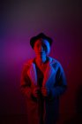 Attraktive Frau mit Hut Shooting im Studio mit blauen und roten Lichtern — Stockfoto