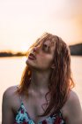 Retrato de mulher sensual em pé no lago na natureza ao pôr do sol — Fotografia de Stock