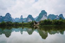 Ruhiger ruhiger Sohn Fluss und Berge unter bewölktem Himmel, Guangxi, China — Stockfoto