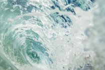 Красива темна океанічна хвиля — стокове фото