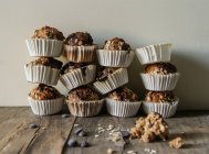 Deliciosos muffins de espelta recém-assados na mesa — Fotografia de Stock