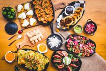 Serviert Snacks und Gerichte auf Holztisch — Stockfoto