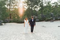 Casal casamento andando na costa pitoresca — Fotografia de Stock