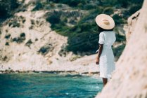 Mulher negra com chapéu de palha apreciando as vistas — Fotografia de Stock