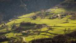 Vue imprenable sur les maisons de petit village sur le versant de la montagne dans les Dolomites. — Photo de stock